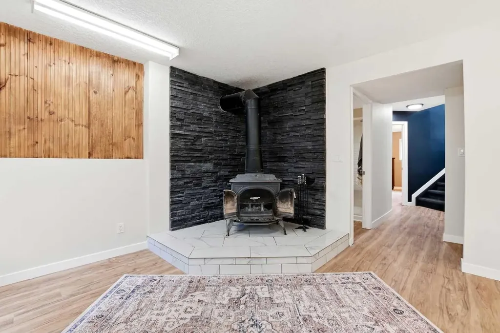 5212 55 Avenue Eckville AB T0M 0X0