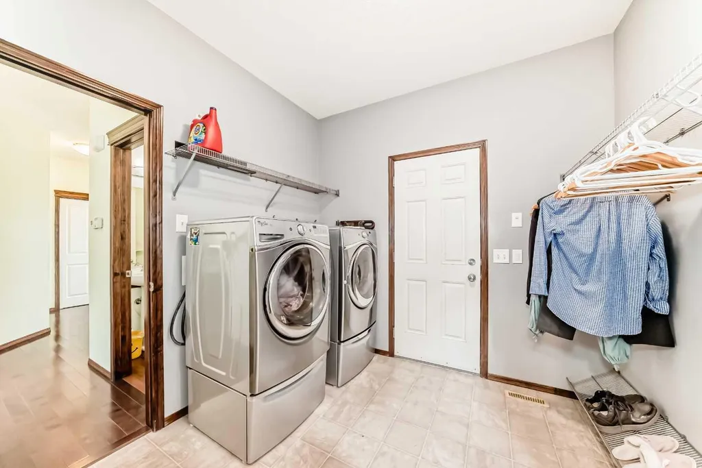 55 Eversyde Gardens SW Calgary AB T2Y 5E2