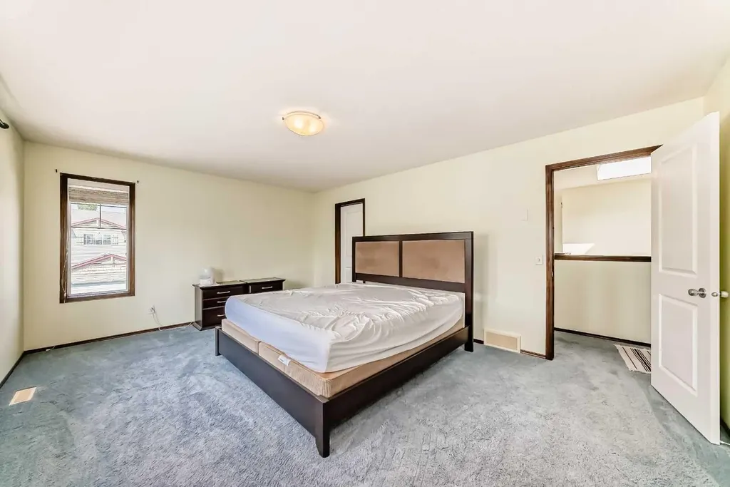 55 Eversyde Gardens SW Calgary AB T2Y 5E2