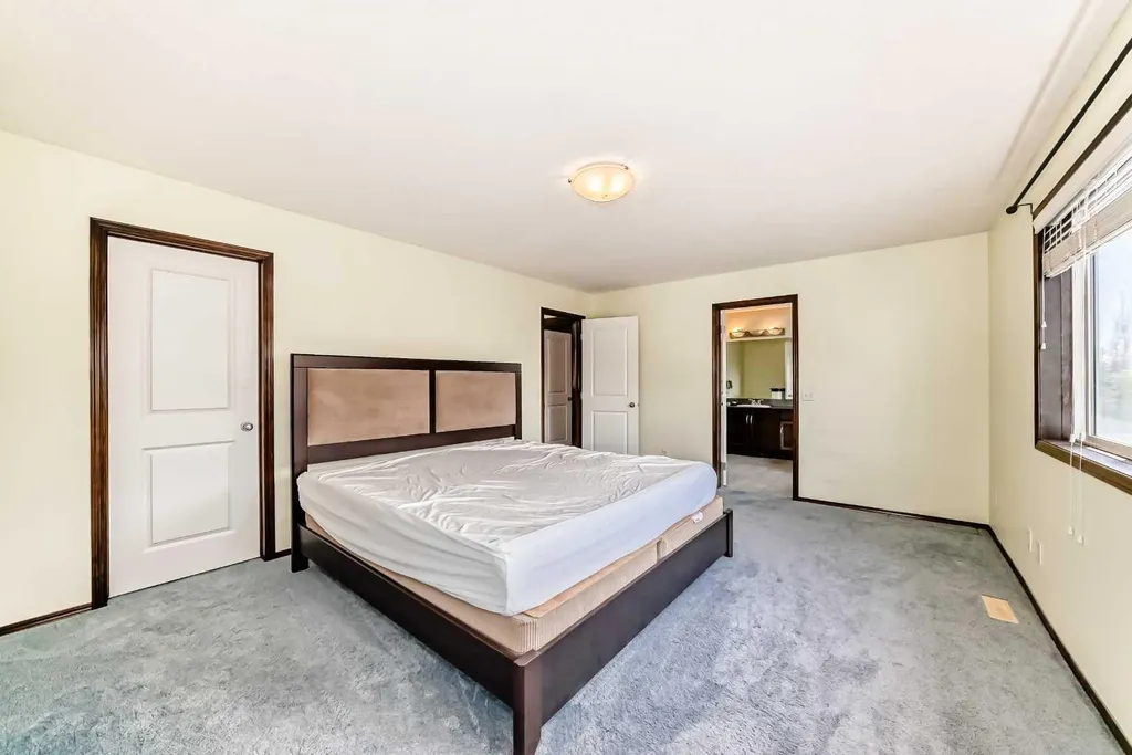 55 Eversyde Gardens SW Calgary AB T2Y 5E2