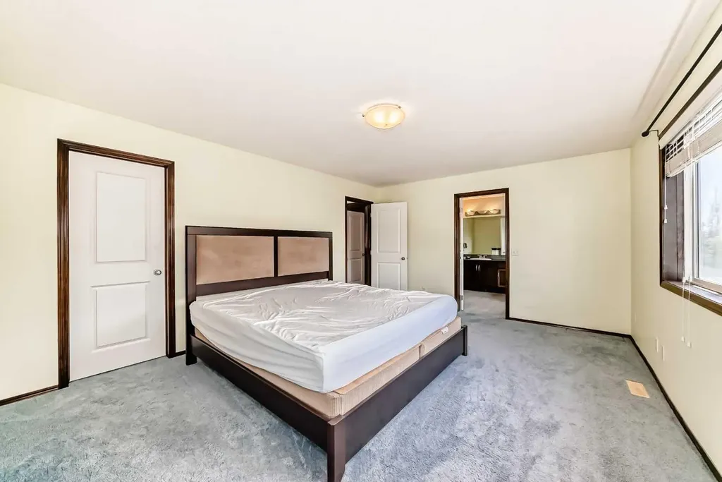 55 Eversyde Gardens SW Calgary AB T2Y 5E2