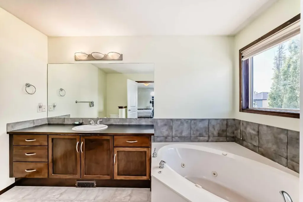 55 Eversyde Gardens SW Calgary AB T2Y 5E2