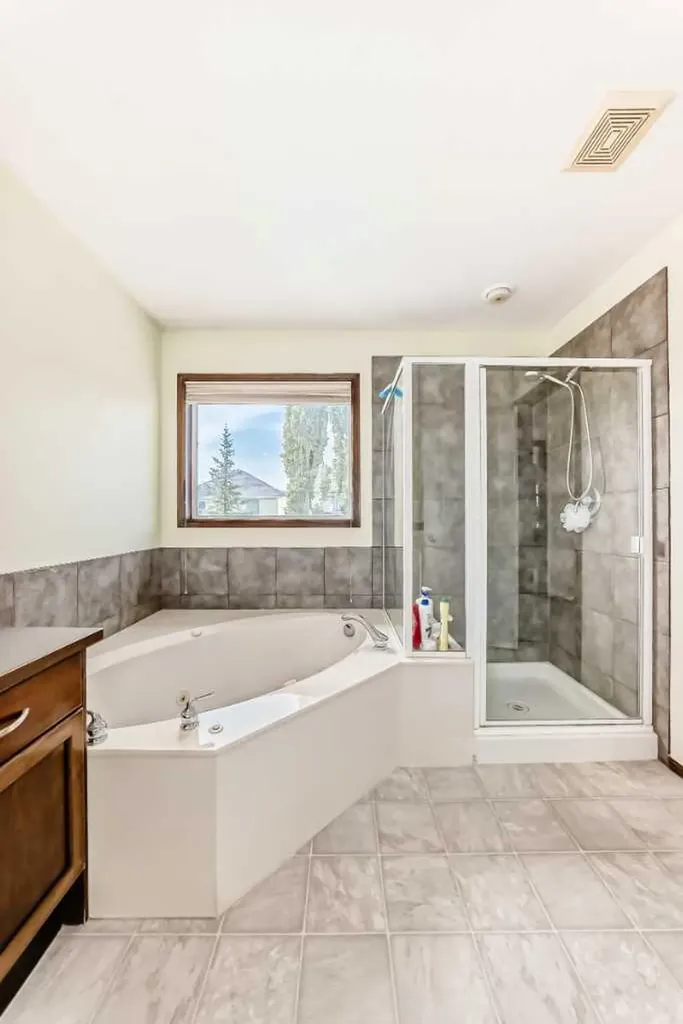 55 Eversyde Gardens SW Calgary AB T2Y 5E2