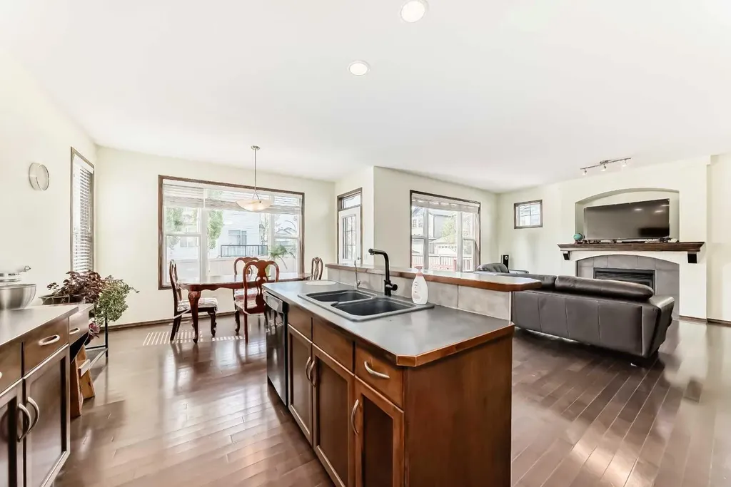 55 Eversyde Gardens SW Calgary AB T2Y 5E2
