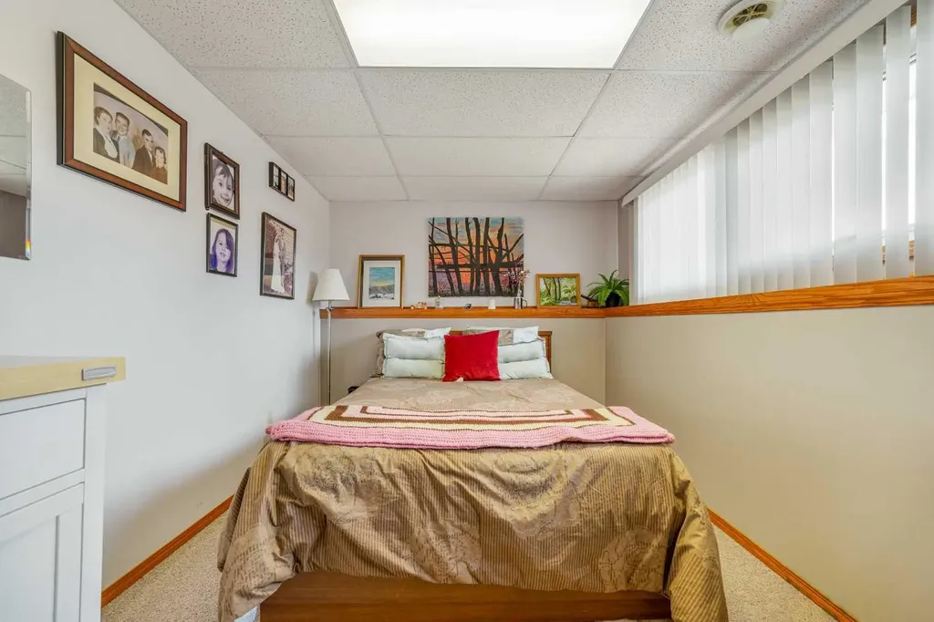 2009 17 Street N Lethbridge AB T1H4W8