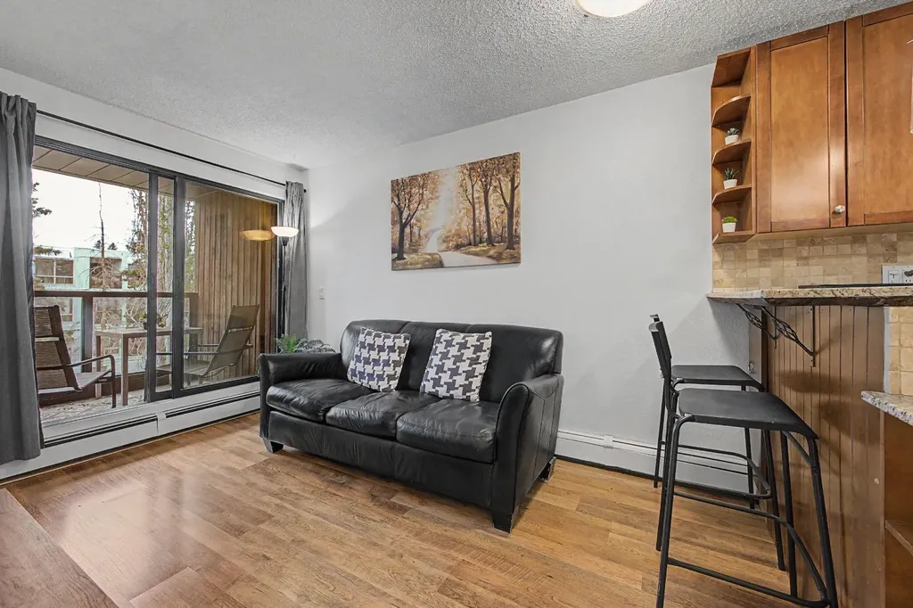 2130 17 Street SW Calgary AB T2T4M4