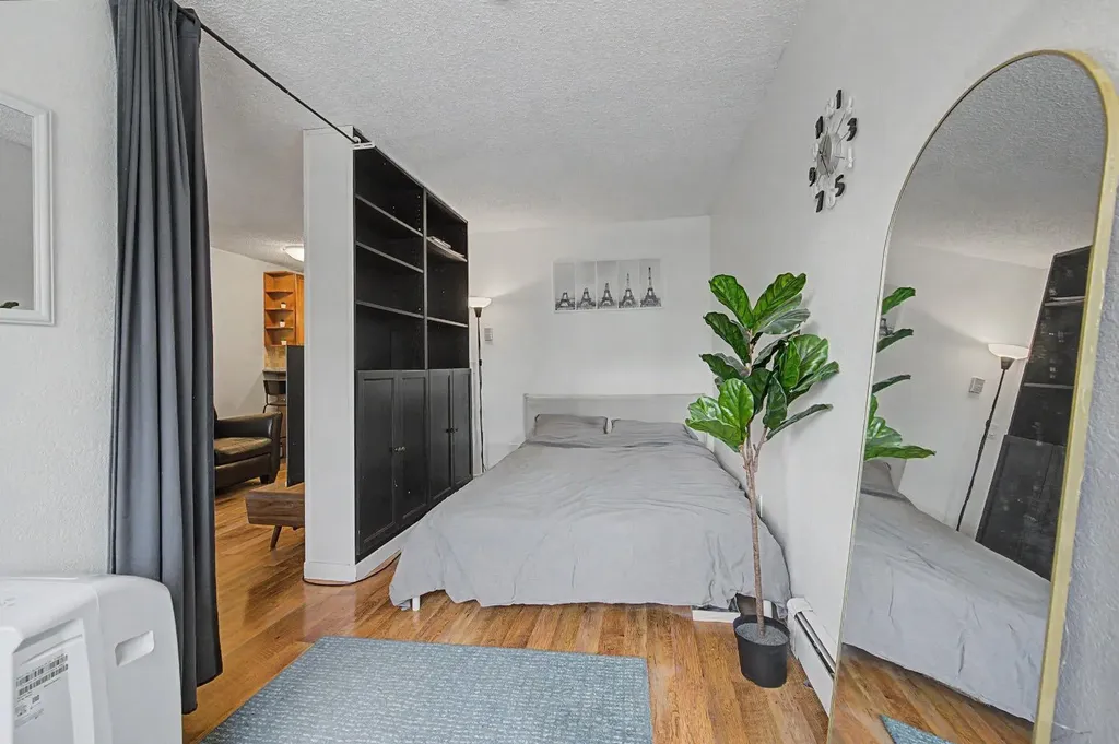 2130 17 Street SW Calgary AB T2T4M4