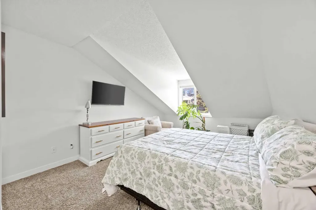 1720 13 Street SW Calgary AB T2T 3P4