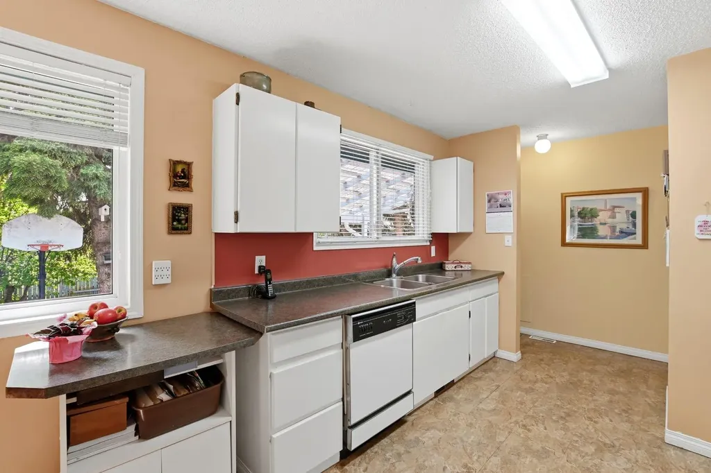 5327 38 Street Innisfail AB T4G 1E8