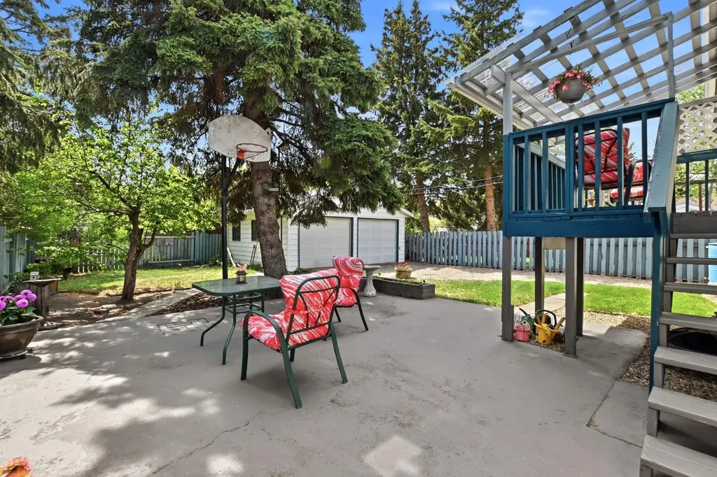 5327 38 Street Innisfail AB T4G 1E8