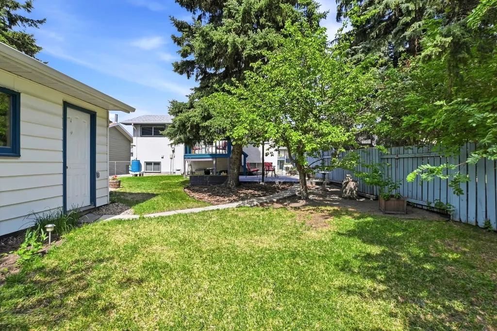 5327 38 Street Innisfail AB T4G 1E8