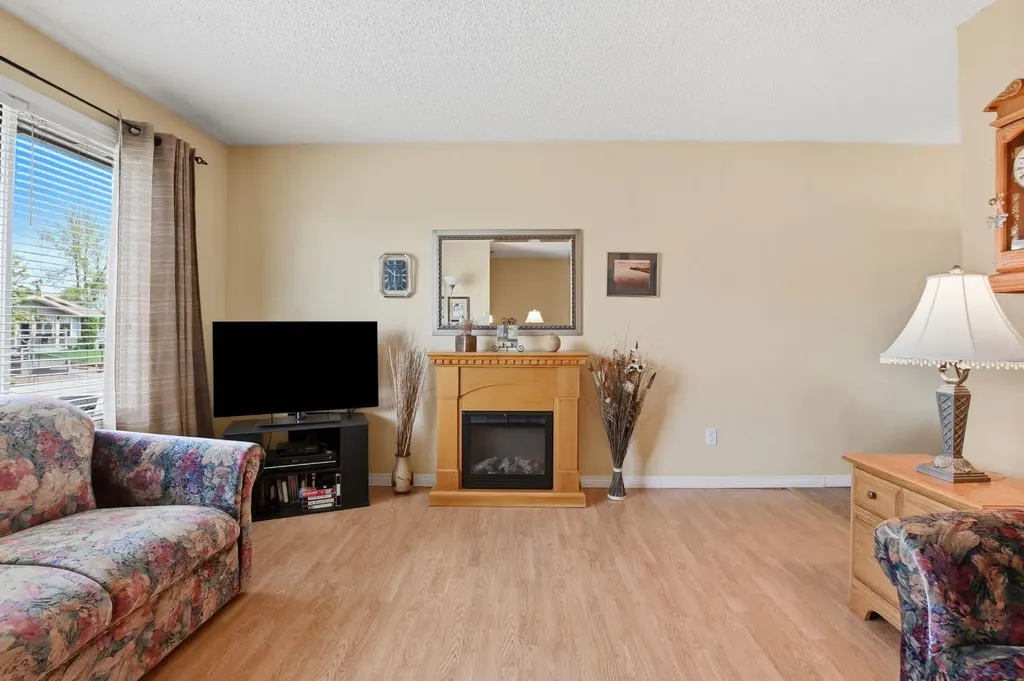 5327 38 Street Innisfail AB T4G 1E8