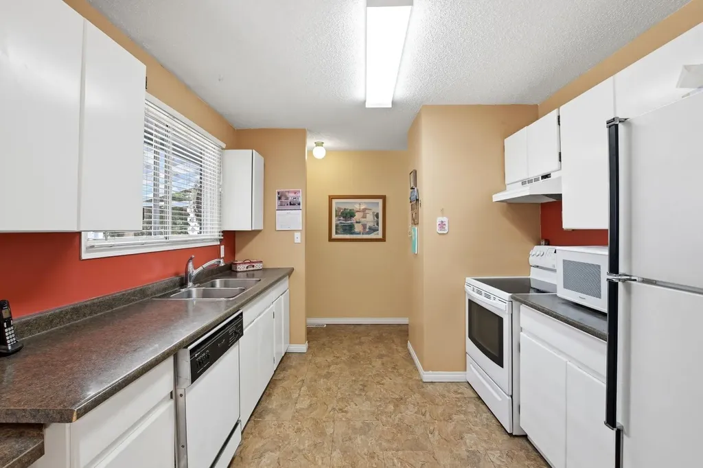 5327 38 Street Innisfail AB T4G 1E8