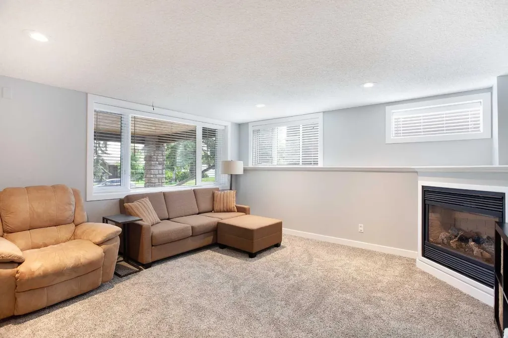 51 Wimbledon Drive SW Calgary AB T3C3J5