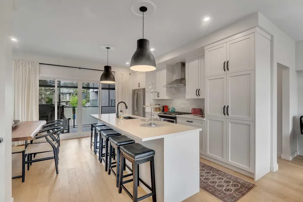 4305 16 Street SW Calgary AB T2T 4J1