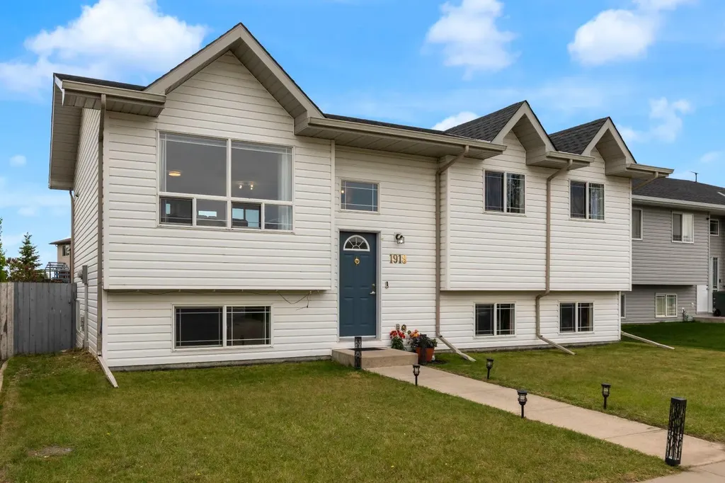 1918 Strathcona Terrace Strathmore AB T1P1S8