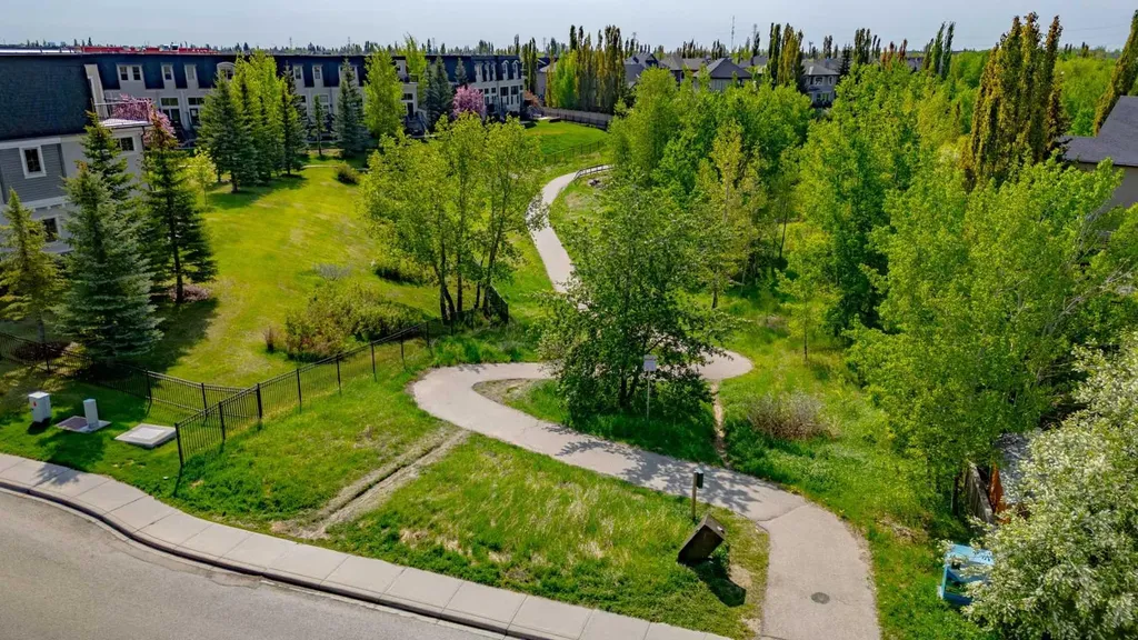6 Wexford Gardens SW Calgary AB T2h 4C9