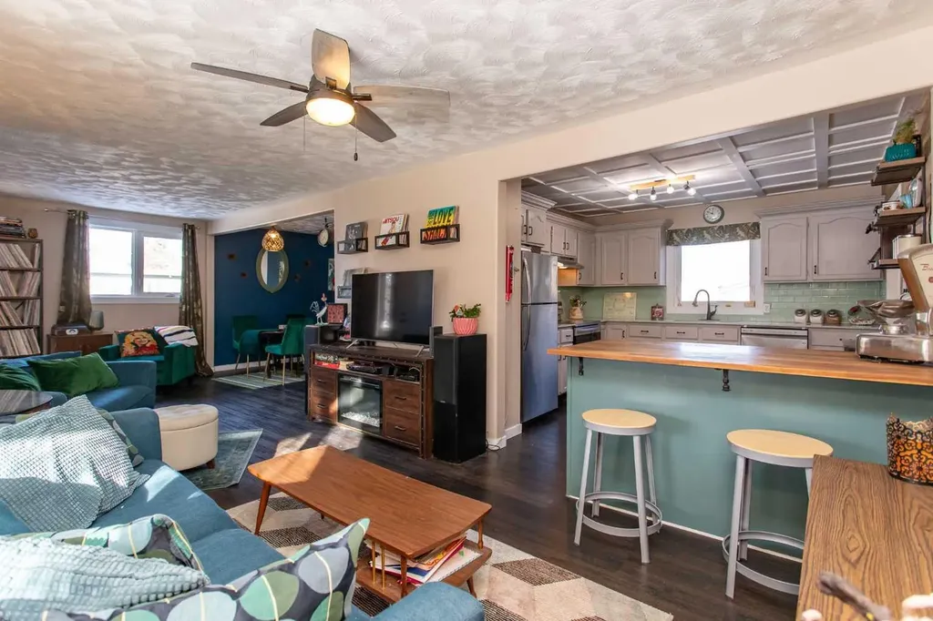 3738 45 Street Red Deer AB T4N1J4