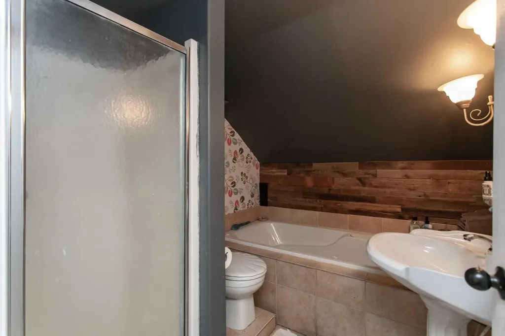3738 45 Street Red Deer AB T4N1J4