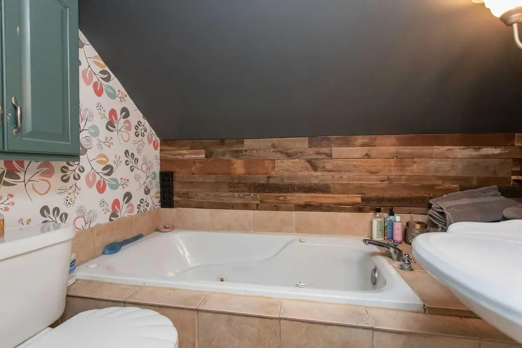 3738 45 Street Red Deer AB T4N1J4
