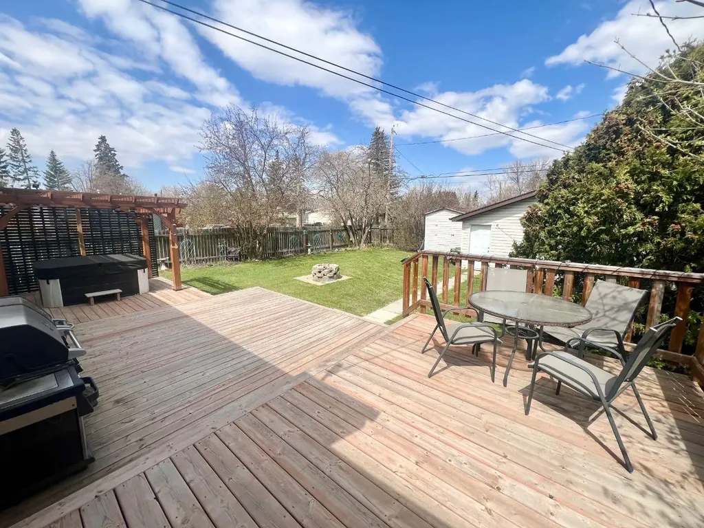 3738 45 Street Red Deer AB T4N1J4