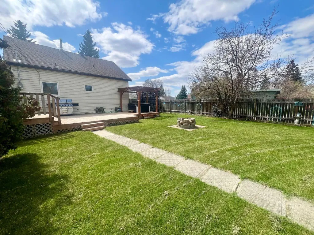 3738 45 Street Red Deer AB T4N1J4
