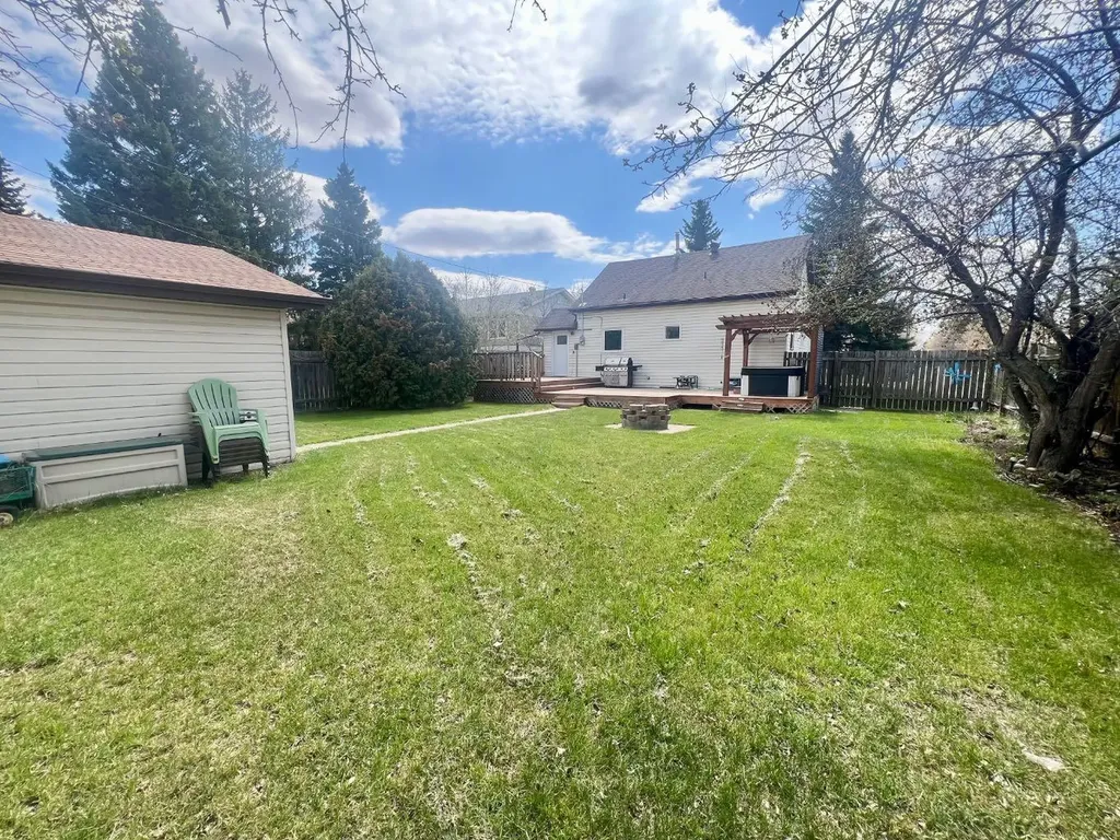 3738 45 Street Red Deer AB T4N1J4