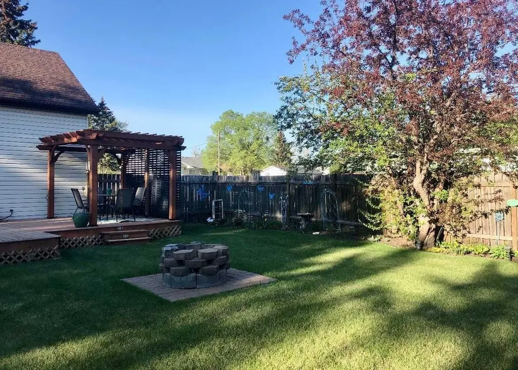 3738 45 Street Red Deer AB T4N1J4