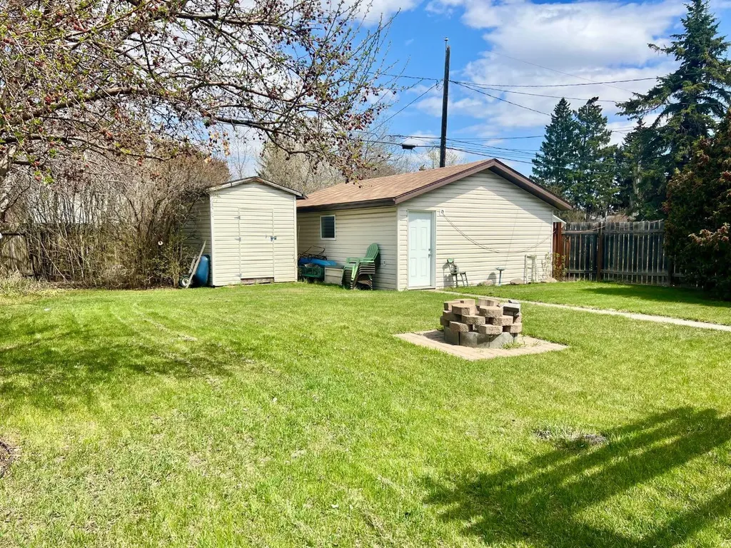 3738 45 Street Red Deer AB T4N1J4