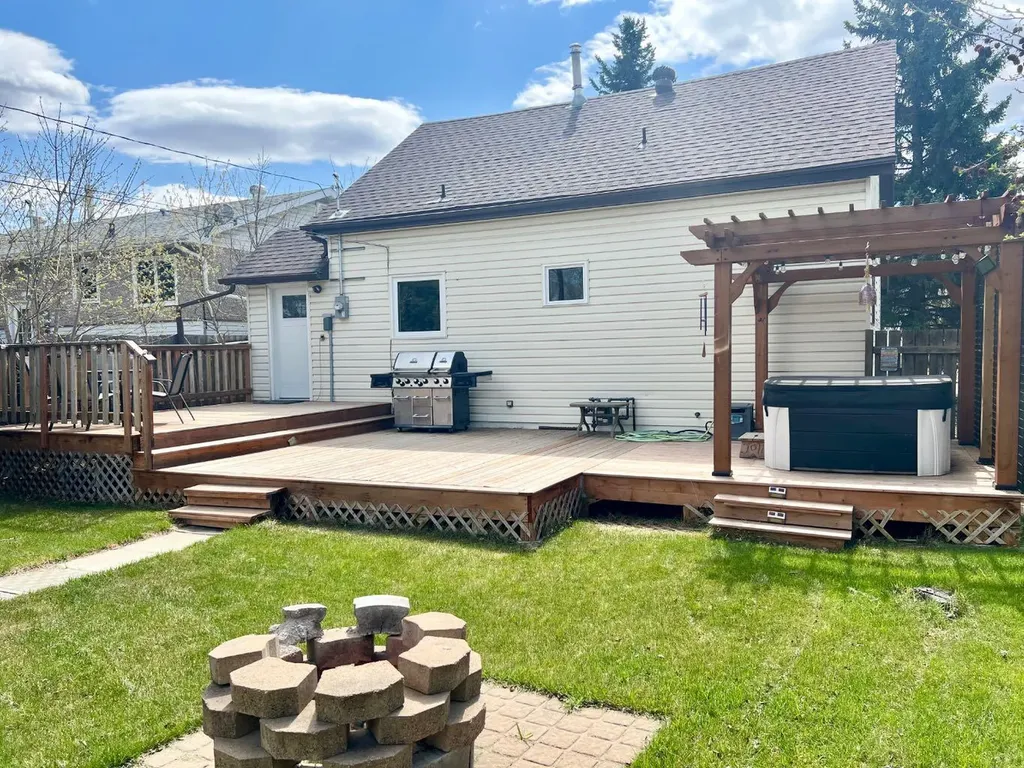 3738 45 Street Red Deer AB T4N1J4