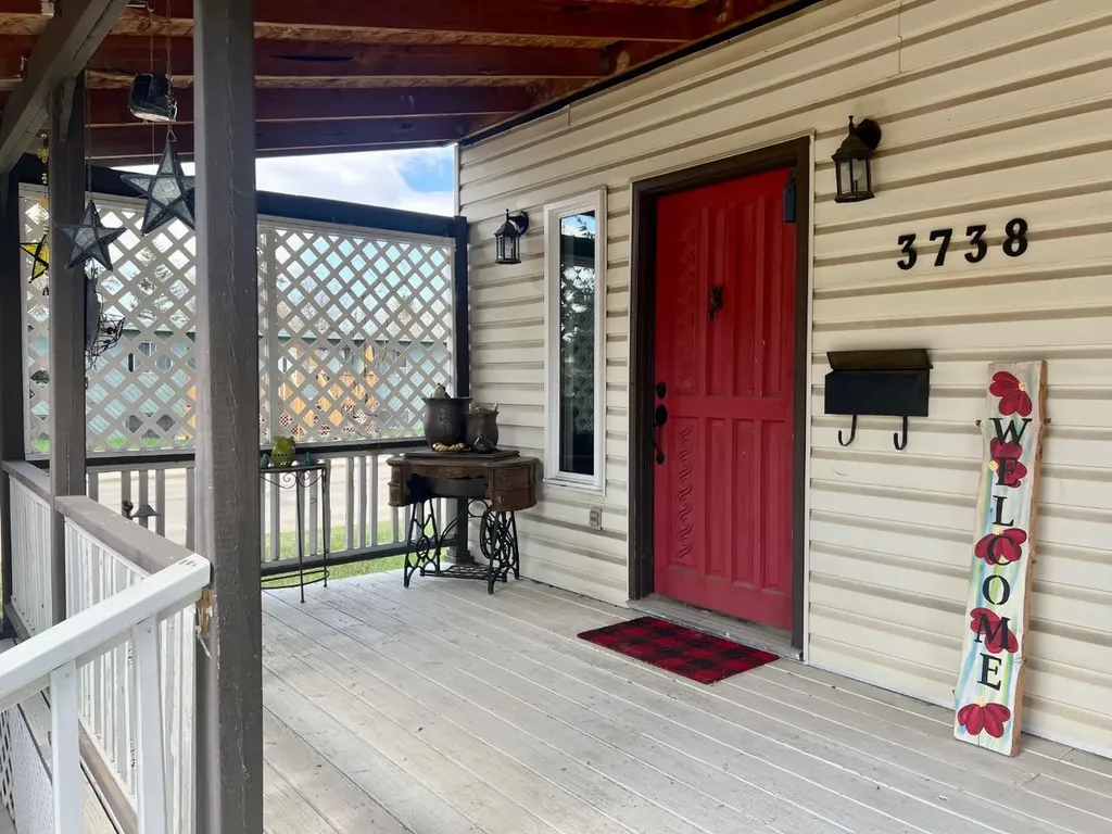 3738 45 Street Red Deer AB T4N1J4