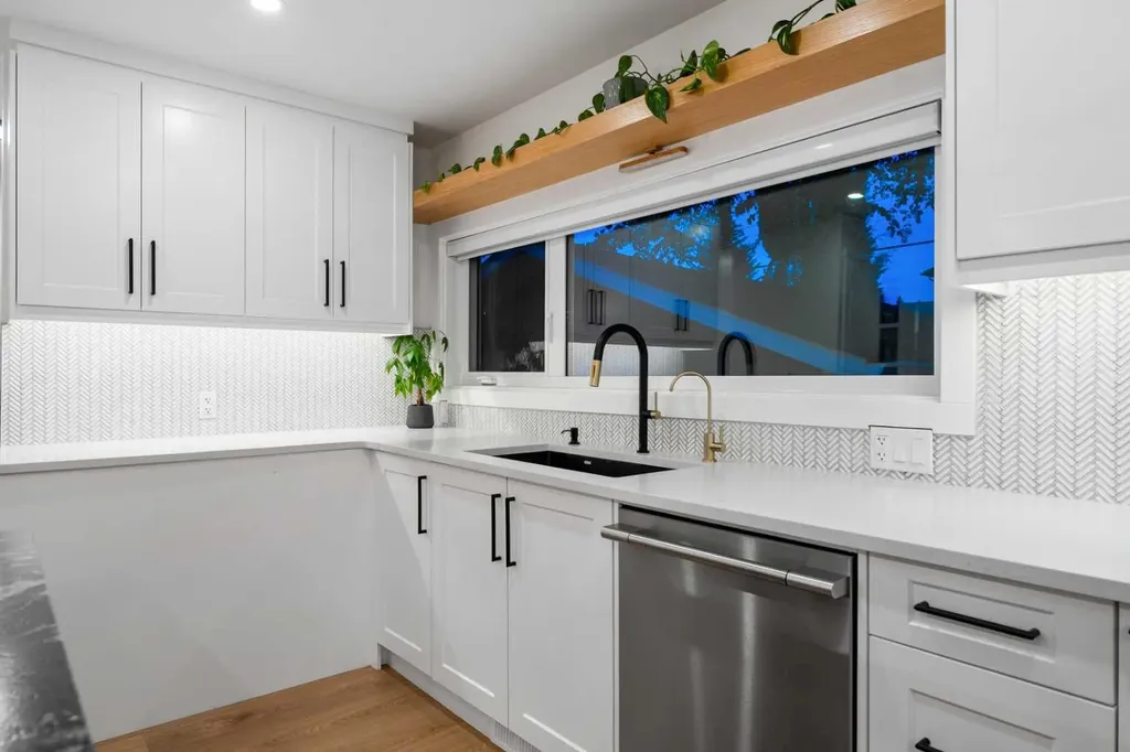 128 Lake Moraine Place SE Calgary AB T2J 2Y7