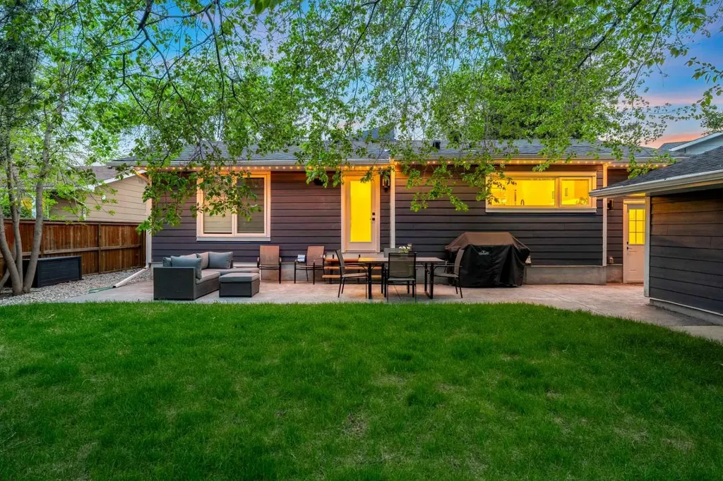 128 Lake Moraine Place SE Calgary AB T2J 2Y7