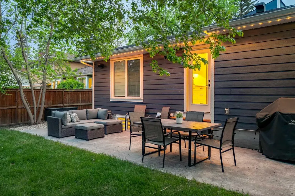 128 Lake Moraine Place SE Calgary AB T2J 2Y7