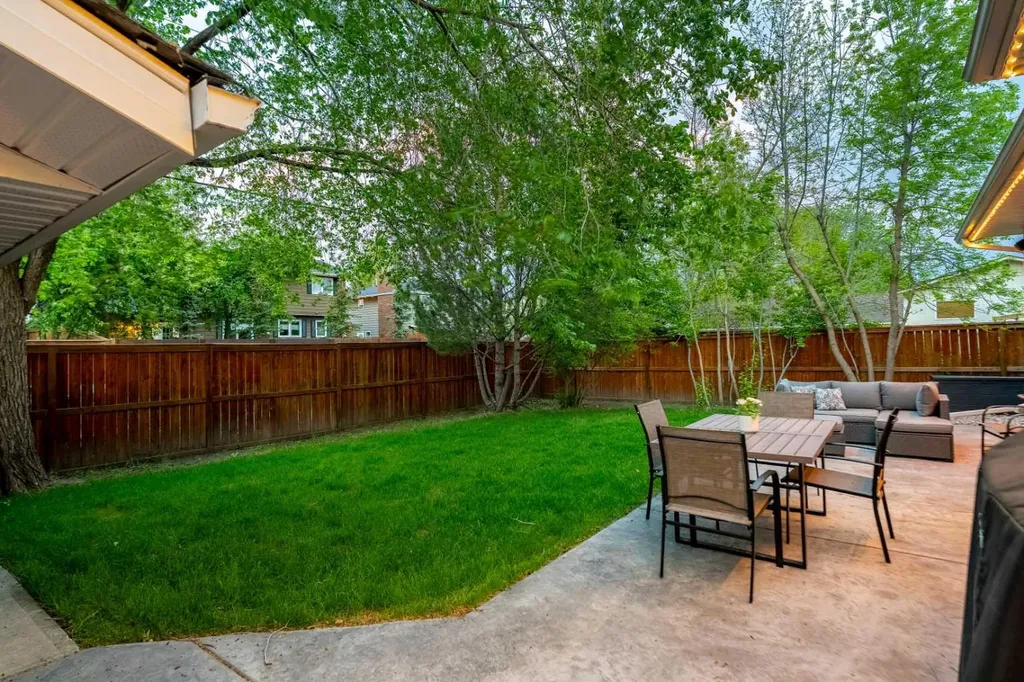 128 Lake Moraine Place SE Calgary AB T2J 2Y7