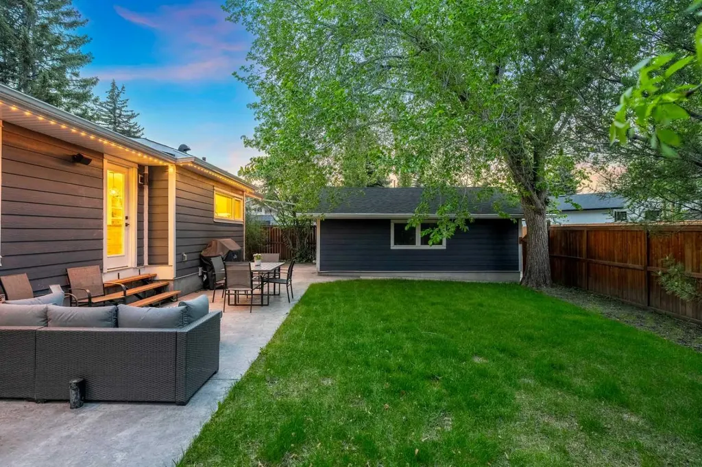 128 Lake Moraine Place SE Calgary AB T2J 2Y7