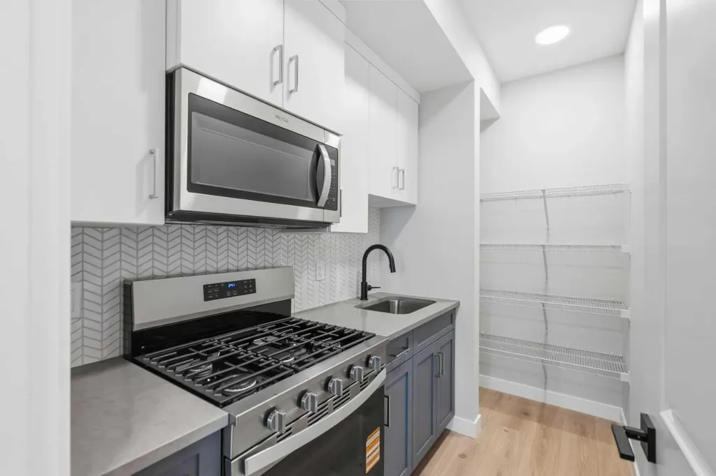 43 Belvedere Crescent SE Calgary AB T2A 7Z9