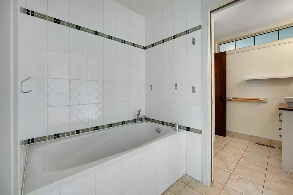408 18a Street NW Calgary AB T2N2H2