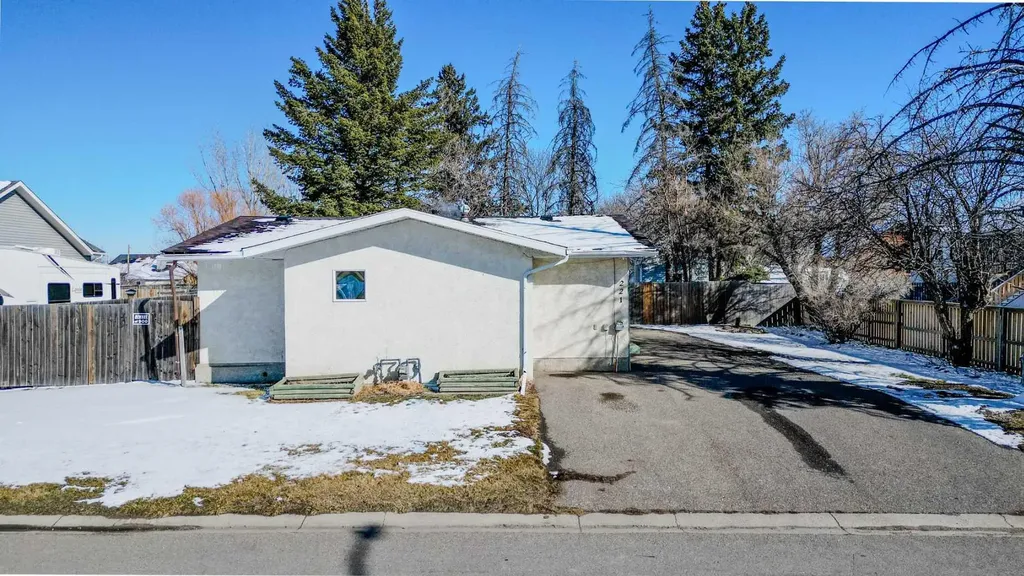 221 N 250 E Raymond AB T0K 2S0