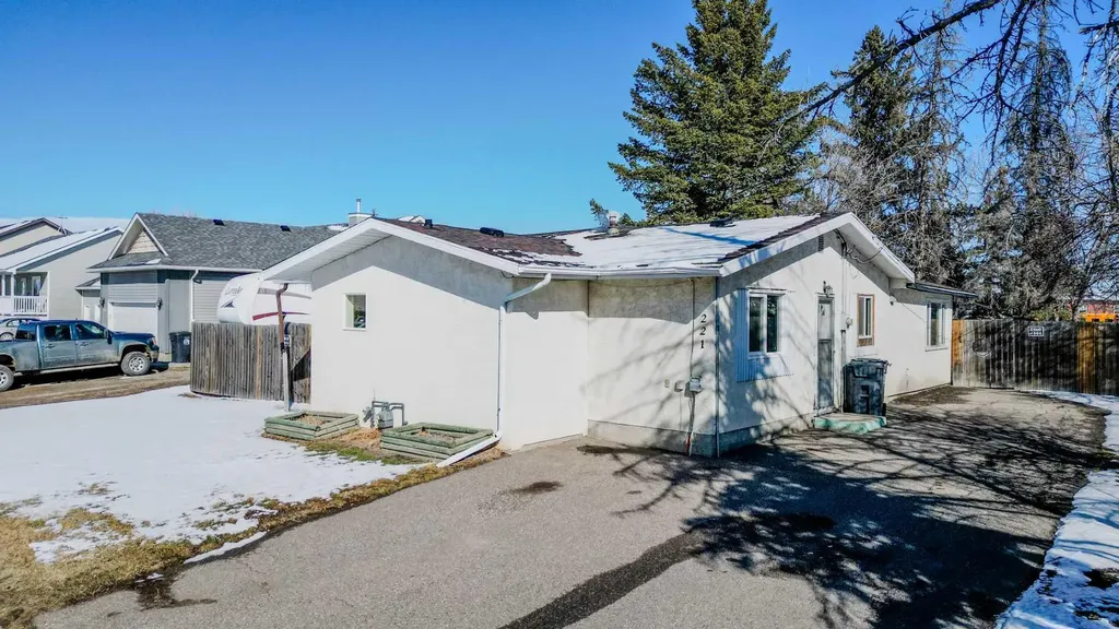 221 N 250 E Raymond AB T0K 2S0