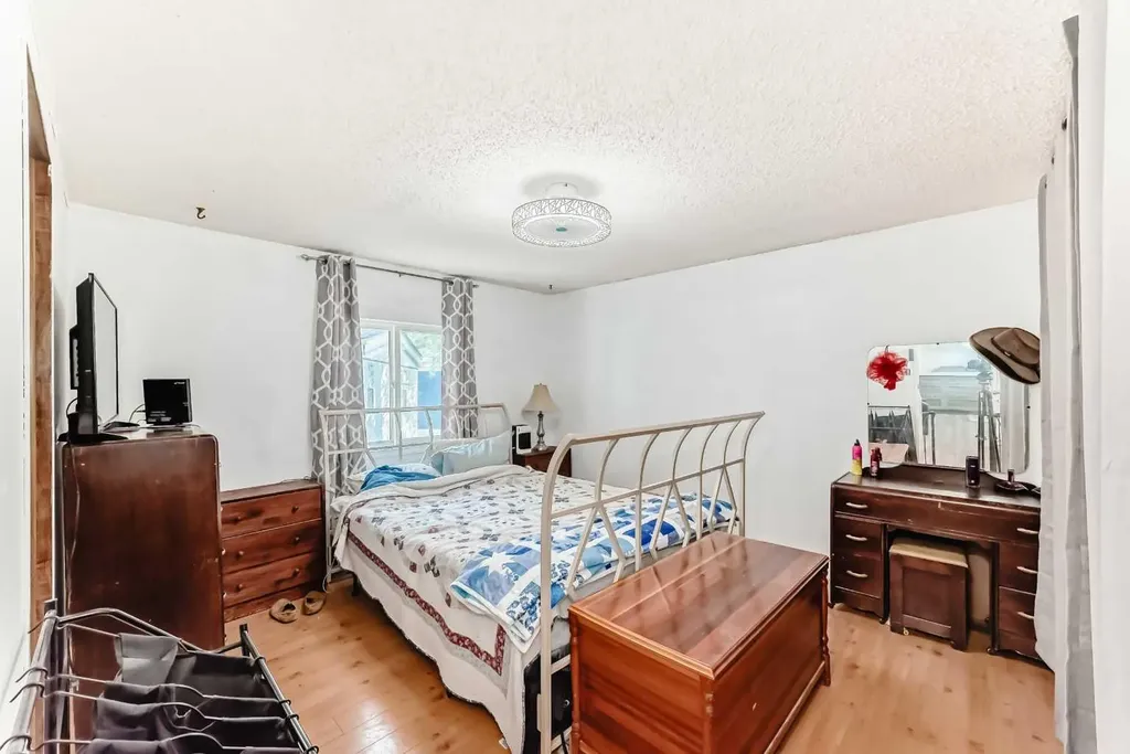 17 Burroughs Place NE Calgary AB T1Y 6K5