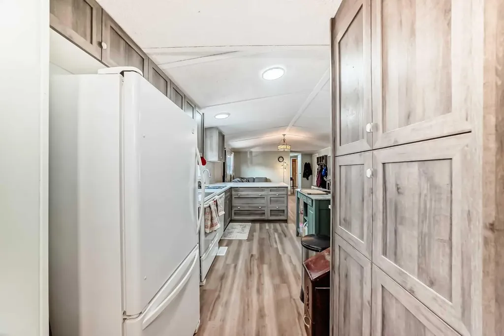 17 Burroughs Place NE Calgary AB T1Y 6K5