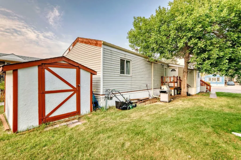 17 Burroughs Place NE Calgary AB T1Y 6K5