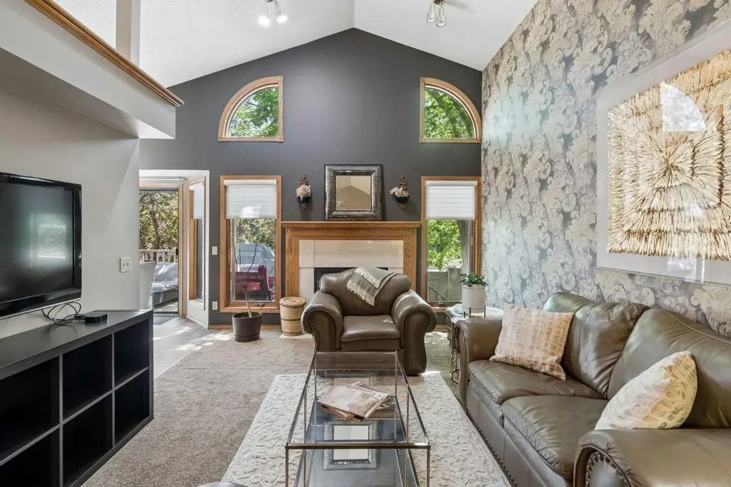 112 Oakbriar Close SW Calgary AB T2V 5H2