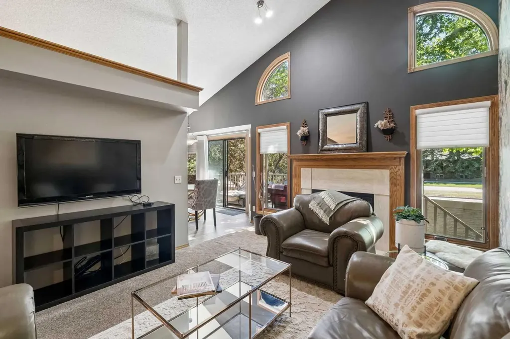 112 Oakbriar Close SW Calgary AB T2V 5H2