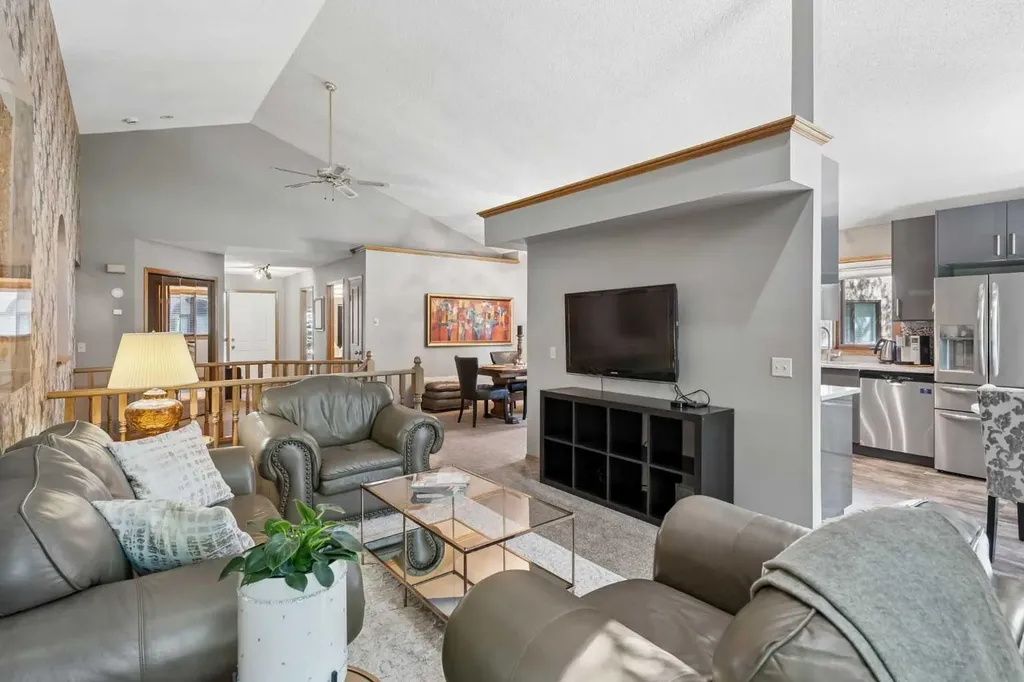 112 Oakbriar Close SW Calgary AB T2V 5H2