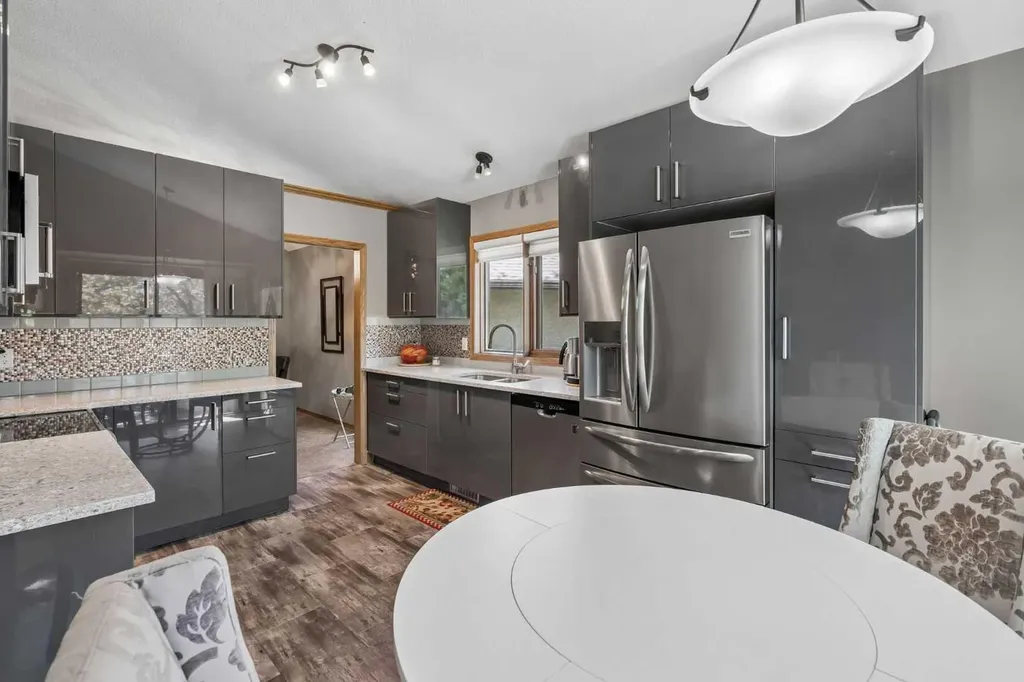 112 Oakbriar Close SW Calgary AB T2V 5H2