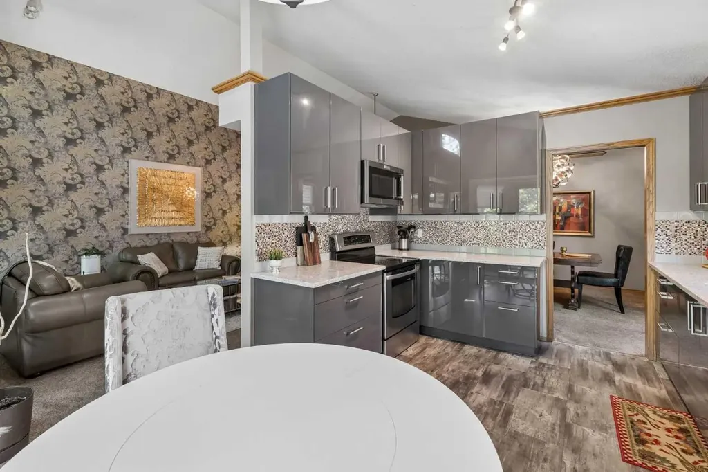 112 Oakbriar Close SW Calgary AB T2V 5H2