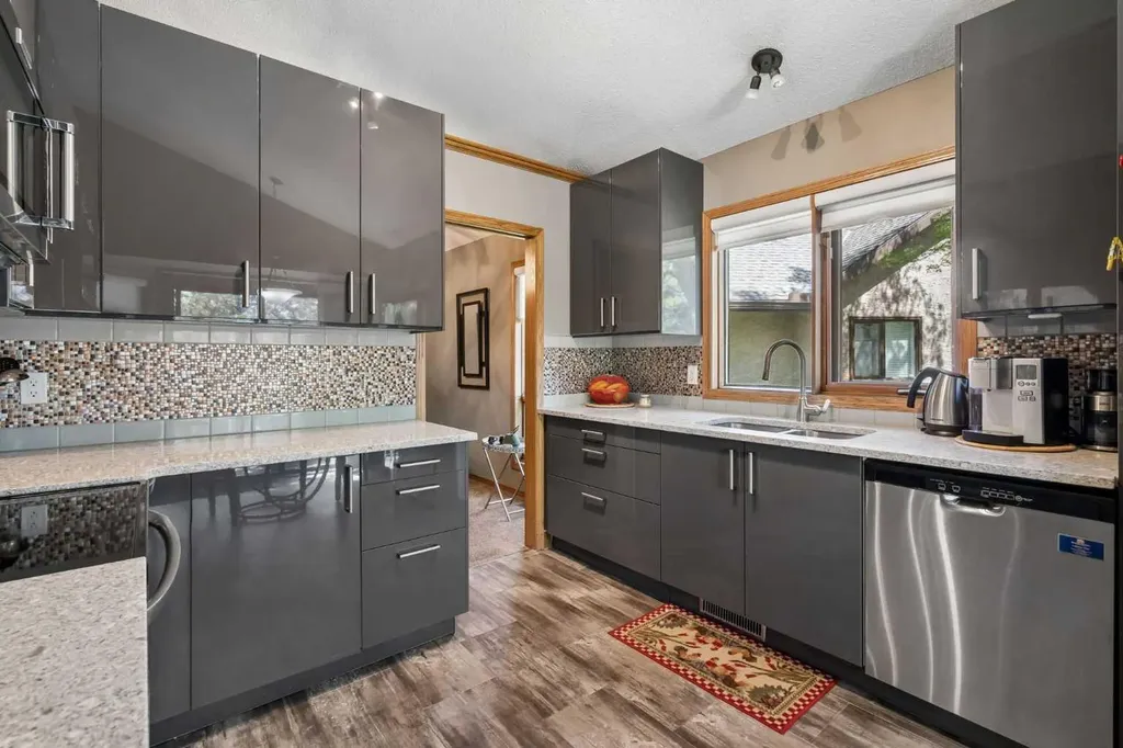 112 Oakbriar Close SW Calgary AB T2V 5H2
