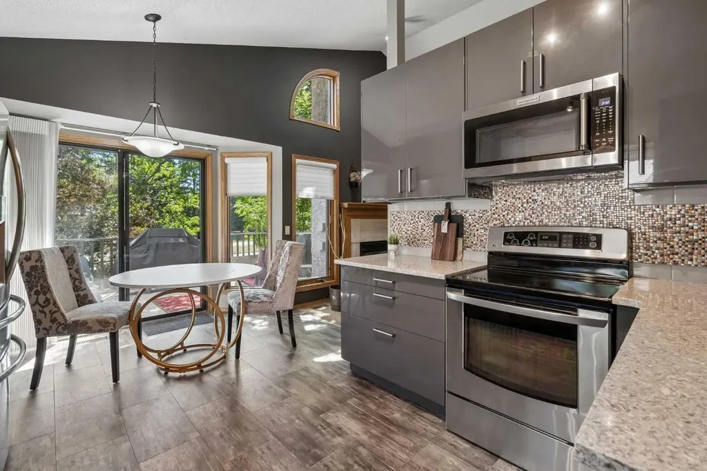 112 Oakbriar Close SW Calgary AB T2V 5H2